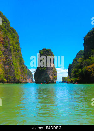 Motorboote auf Ozean der Phang Nga Nationalpark in Thailand Stockfoto