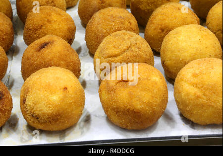 Kugeln von Reis sind die typische Spezialität von Süditalien. Die Kugeln von Reis in kochendes Öl gebraten Stockfoto