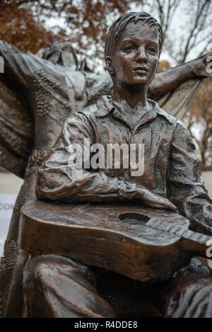 Bronze Skulptur, betitelt werden, von Elvis Presley als Kind (Alter 11) und als Erwachsener Entertainer, in der Elvis Geburtsort in Tupelo, MS. (USA) Stockfoto