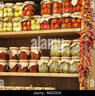 Viele Gläser mit typisch kalabrischer Küche mit getrockneten Tomaten Paprika und sehr würzig Sardellen in der italienischen Store Stockfoto