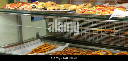 Pizza und focaccias mit Tomaten und Mozzarella für den Verkauf in einer Snackbar Stockfoto