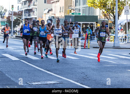 Läufer Kreuzfahrt auf der 4th Avenue in Brooklyn, während der ersten 3. des 2018 in New York City Marathon. Vordere männliche Läufer. Stockfoto