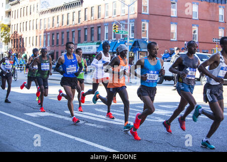 Läufer Kreuzfahrt auf der 4th Avenue in Brooklyn, während der ersten 3. des 2018 in New York City Marathon. Vordere männliche Läufer. Stockfoto