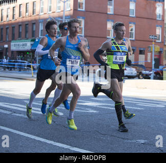 Läufer Kreuzfahrt auf der 4th Avenue in Brooklyn, während der ersten 3. des 2018 in New York City Marathon. Vordere männliche Läufer. Stockfoto