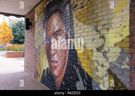 Elvis Presley Wandbild auf der Main Street in der Innenstadt von Tupelo, Mississippi. Elvis war in Tupelo am 8. Januar 1935 geboren. Stockfoto