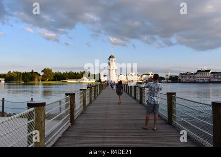 Orlando, Florida. November 15, 2018 Mann ein Bild von Leuchtturm Panorama und der Promenade in der Lake Buena Vista Gegend nehmen Stockfoto