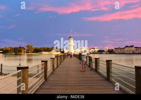 Orlando, Florida. November 15, 2018 Panoramablick vie von Leuchtturm und Pier auf der schönen Sonnenuntergang Himmel Hintergrund in der Lake Buena Vista Gegend Stockfoto