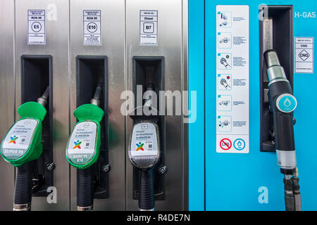 Farbcodierte gas Pumpe Düsen und neue EU-Etiketten für Benzin E5/E10 und Diesel B7 an der Tankstelle in Belgien, Europa Stockfoto