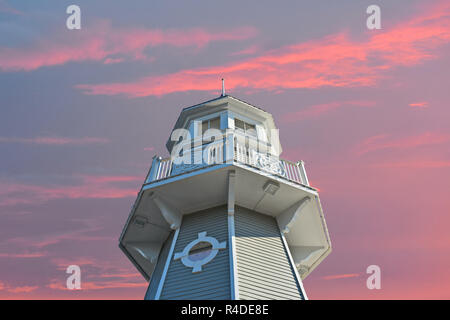 Orlando, Florida. November 15, 2018 Blick von Oben auf die Leuchtturm auf hellblau Himmel und magenta Wolken Hintergrund, in der Lake Buena Vista Gegend. Stockfoto