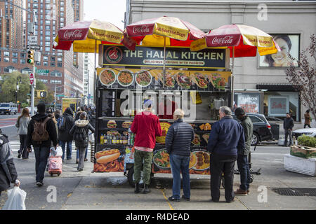 'Halal' essen Anbieter hat einen flotten Mittagessen Geschäfte am Union Square an der 14. Straße in Manhattan, New York City. Stockfoto