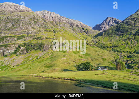 Achnambeithach Cottage am Ufer des Loch Achtriochtan am Fuße des Aonach Dubh, Glencoe, Lochaber, Highland, Scottish Highlands, Schottland, UK Stockfoto