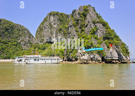 Touristische boote bei Dau Go Höhle in der Halong Bay, Vietnam Stockfoto