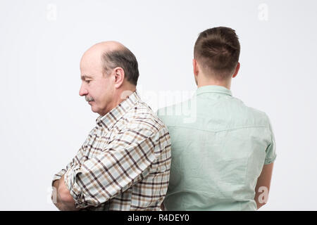 Reifen Sohn weint auf seinem Vater Schulter und Gefühl umgekippt Ursache aus seinem Fehler. Stockfoto