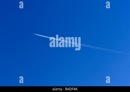 Flugzeug Kondensstreifen über einen blauen Himmel Stockfoto