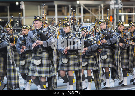 Kadetten aus West Point Pipes und Drums Band spielt und Märsche bis 5th Avenue am Veterans Day Parade in Manhattan, New York City. Stockfoto