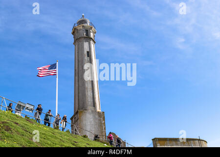 SAN FRANCISCO, USA - 25. FEBRUAR 2017: Leuchtturm auf der Insel Alcatraz gegen den blauen Himmel in San Francisco, Kalifornien und mit Touristen Fotos nehmen. Stockfoto