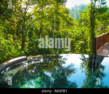 Bali, Indonesien - 14 April, 2014: Blick auf den Pool an Nandini Jungle Resort und Spa. Stockfoto