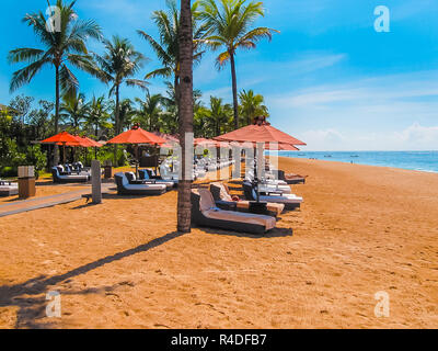 Bali, Indonesien - 14 April, 2014: Blick auf thr Strand von St. Regis Resort Stockfoto