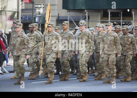 US Army Rekruten März in den Veterans Day Parade auf der 5th Avenue in New York City. Stockfoto