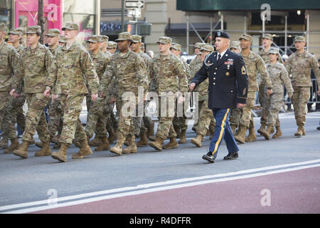 US Army Rekruten März in den Veterans Day Parade auf der 5th Avenue in New York City. Stockfoto