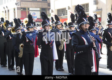 Seaman High School Marching Band von topeka Kansas Märsche und führt am Veterans Day Parade auf der 5th Avenue in New York City an das 100-jährige Jubiläum markiert das Ende der WWl. Stockfoto