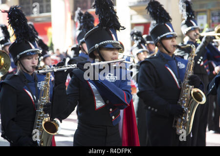 Seaman High School Marching Band von topeka Kansas Märsche und führt am Veterans Day Parade auf der 5th Avenue in New York City an das 100-jährige Jubiläum markiert das Ende der WWl. Stockfoto