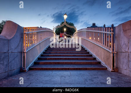 Ha'penny Halfpenny Bridge über den Fluss Liffey am Abend, Dublin Irland Europa EU Stockfoto