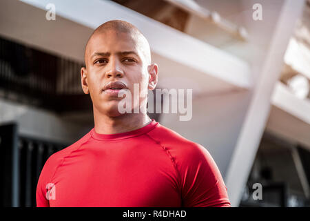 Angesichts einer stattlichen nette junge Sportler Stockfoto