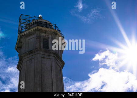 Leuchtturm auf der Insel Alcatraz gegen den blauen Himmel in San Francisco, Kalifornien Stockfoto