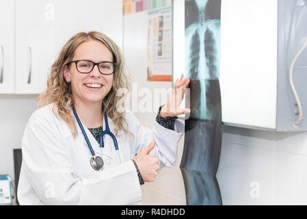 Ärztin untersuchen eine Radiographie Stockfoto