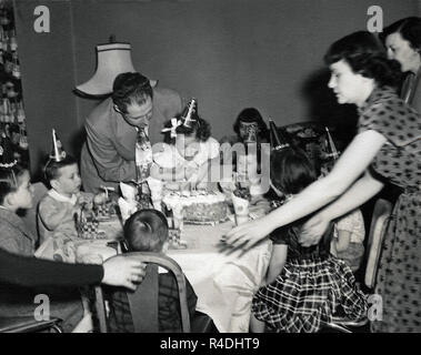 Geburtstag des Kindes ca. 1950 in den USA, vintage Foto. Stockfoto