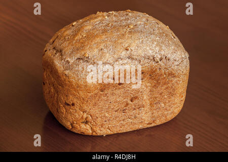 Hausgemachtes Vollkornbrot auf Schreibtisch Stockfoto