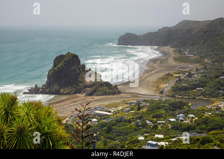 Piha Beach mit Lion Rock im Hintergrund, Neuseeland Stockfoto