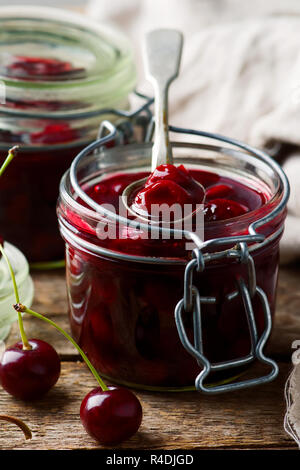 Hausgemachte einfach Kirschfüllung in dem Glas Stil rustikal. selektive Fokus Stockfoto