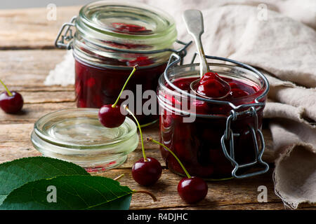 Hausgemachte einfach Kirschfüllung in dem Glas Stil rustikal. selektive Fokus Stockfoto