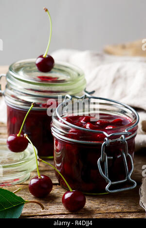 Hausgemachte einfach Kirschfüllung in dem Glas Stil rustikal. selektive Fokus Stockfoto