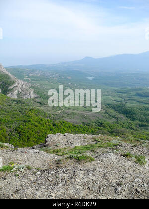 Wunderschöne Landschaft mit grünen Tal im Frühling. Die Berge in der Ferne Bereiche in einem blauen Dunst. Die Krimberge Stockfoto