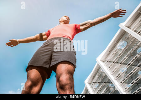 Low Angle einen gutaussehenden jungen Mann anbringen Stockfoto