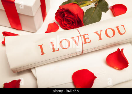 Ich liebe Dich" Zeitung und red rose Stockfoto