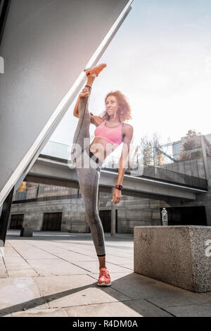 Freudige schöne Frau ihre perfekte Flexibilität angezeigt Stockfoto