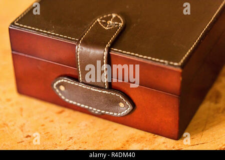 Braunes Leder Box für die Aufbewahrung Schmuck auf hölzernen Tisch Stockfoto