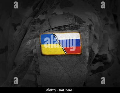 Ukraine vs Russland. Ukrainisch Russisch Konflikt. Flagge der Ukraine und Russland in Uniform (Collage) Stockfoto
