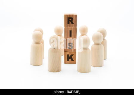 Holzfiguren als Business Team im Kreis um Wort GEFAHR, auf weißem Hintergrund, minimalistisches Konzept Stockfoto