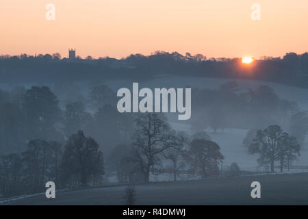 St Edward's Kirche in Wold auf dem Grat Linie bei Sonnenaufgang im Herbst Frost. Verstauen auf der Wold, Cotswolds, Gloucestershire, England Stockfoto