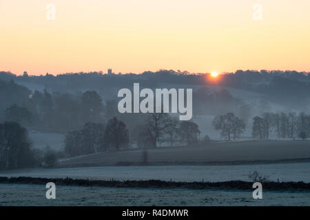 St Edward's Kirche in Wold auf dem Grat Linie bei Sonnenaufgang im Herbst Frost. Verstauen auf der Wold, Cotswolds, Gloucestershire, England Stockfoto