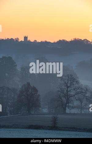 St Edward's Kirche in Wold auf dem Grat Linie bei Sonnenaufgang im Herbst Frost. Verstauen auf der Wold, Cotswolds, Gloucestershire, England Stockfoto