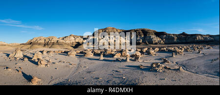 Panorama der "Knickeier" rock Feld und Felsformationen am späten Nachmittag Sonne in der Bisti Badlands in New Mexico Stockfoto