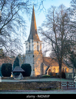 St. Mary's Church in Lower Slaughter Dorf im November Frost. Lower Slaughter, Cotswolds, Gloucestershire, England Stockfoto