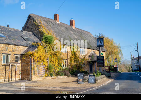 Der Herzog von Cumberland Head Pub im Herbst Sonnenlicht. Clifton, Oxfordshire, England Stockfoto