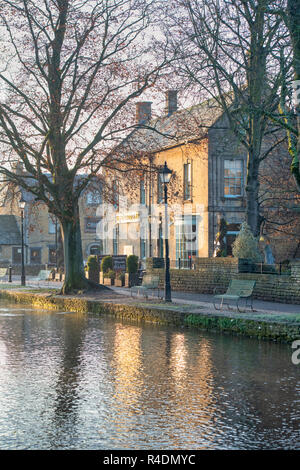 Die kingsbridge Inn und den Fluss Windrush am frühen Morgen eisigen November Sonnenlicht. Bourton auf dem Wasser, Cotswolds, Gloucestershire, England Stockfoto